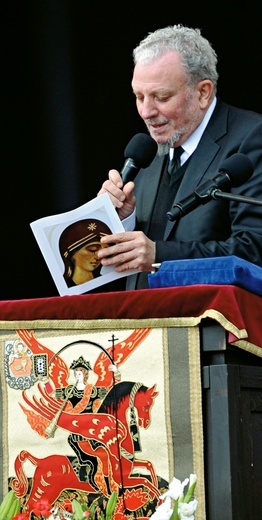 Kiko Argüello czasem odwiedza Polskę.  W 2013 roku uczestniczył w Celebracji Symfoniczno- -Katechetycznej przy Bramie Śmierci KL Birkenau.