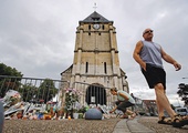 Saint-Étienne-du- -Rouvray następnego dnia po tragedii tonął w kwiatach.