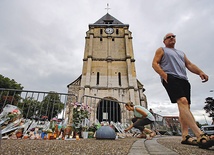 Saint-Étienne-du- -Rouvray następnego dnia po tragedii tonął w kwiatach.