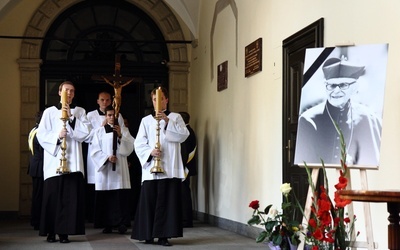 Uroczystości pogrzebowe kard. Macharskiego - kościół franciszkanów