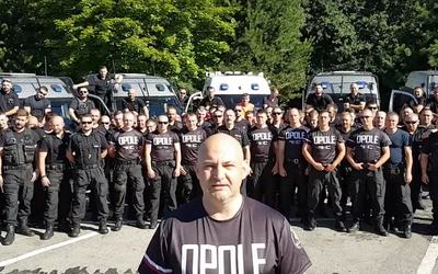 Policjanci też skandują: dziękujemy!