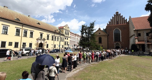 Kondukt żałobny kard. Macharskiego