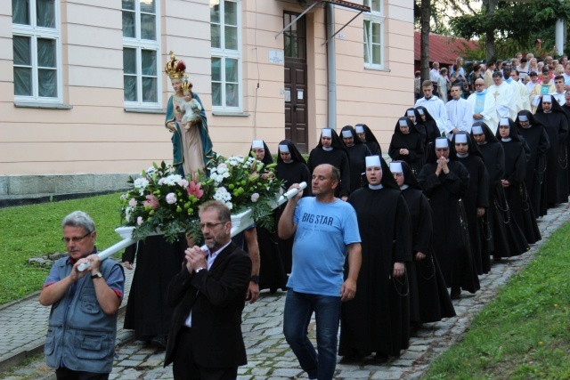 Pielgrzymi ŚDM z Afryki z bp. Kusym w Cieszynie