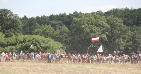 Dotykali sukni, bo wierzą...