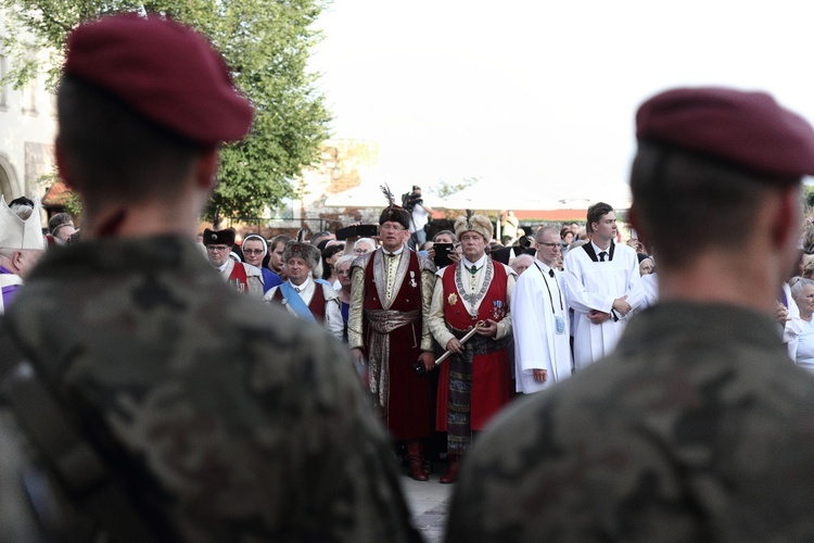 Kondukt żałobny kard. Macharskiego