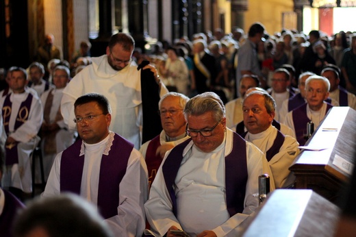 Msza św. pogrzebowa kard. Macharskiego u franciszkanów