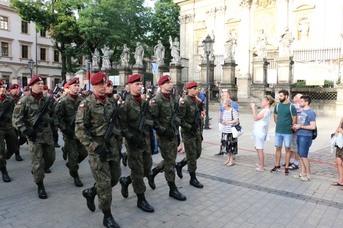 Kondukt żałobny kard. Macharskiego - 2 cz.