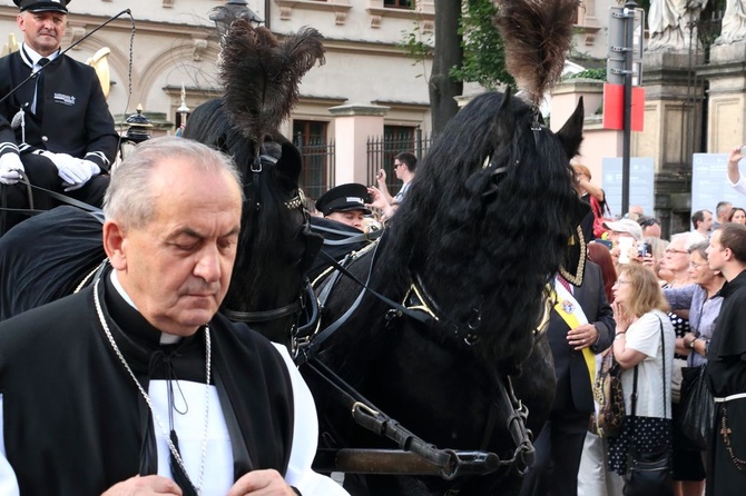 Kondukt żałobny kard. Macharskiego - 2 cz.