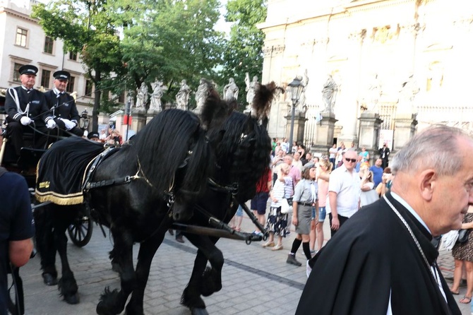 Kondukt żałobny kard. Macharskiego - 2 cz.