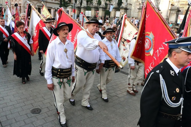 Kondukt żałobny kard. Macharskiego - 2 cz.