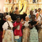 Bp Kusy i wspólne, cieszyńsko-afrykańskie śpiewy na cześć Matki Bożej