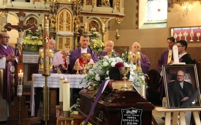 Pogrzebowej Eucharystii przewodniczył bp Roman Pindel