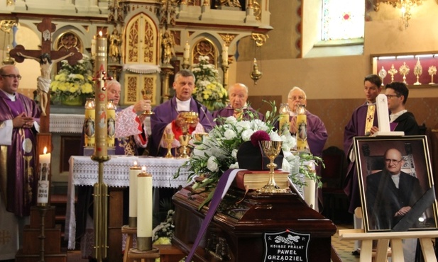 Pogrzebowej Eucharystii przewodniczył bp Roman Pindel