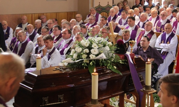 W ostatnim pożegnaniu zmarłemu towarzyszło stu kilkudziesięciu kapłanów