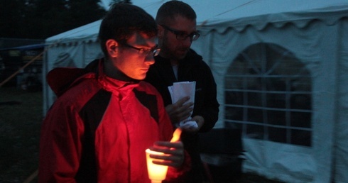 Adoracja pod namiotem