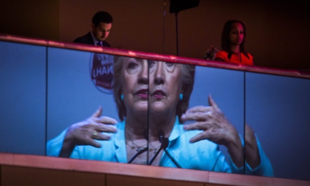 Przewaga Clinton nad Trumpem zmalała