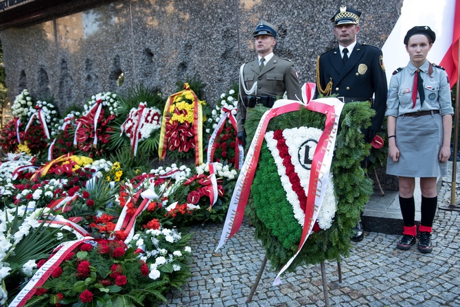 Pomnik Ofiar Rzezi Woli - uroczystości pod pomnikiem