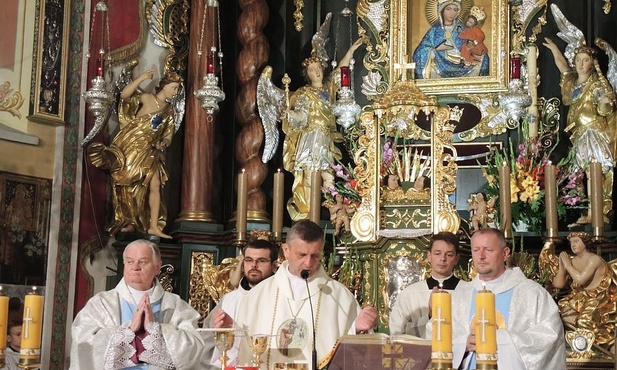 Przy ołtarzu biskupi Roman Pindel i Tadeusz Rakoczy oraz o. Marian Gołąb