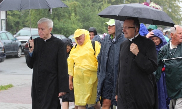 Pielgrzymkę do granic miasta odprowadzili: ks. prał. Stanisław Czernik i ks. kan. Jan Figura