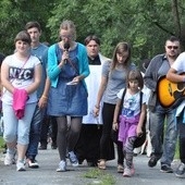 Młodzi z Kamionki Wielkiej animowali śpiew podczas modlitwy różańcowej 