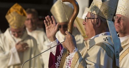 Abp Wiktor Skworc na katowickim Muchowcu.