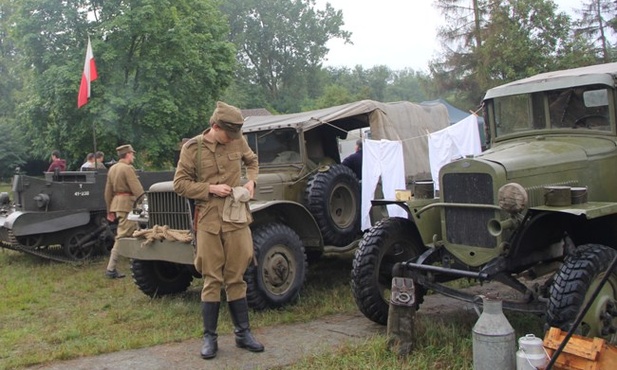 Wystawa sprzętu militarnego z II wojny światowej w Studziankach Pancernych połączona była z codziennością żołnierskiego życia