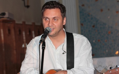 Marcin Styczeń podczas koncertu w Wysokienicach