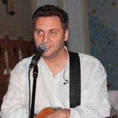 Marcin Styczeń podczas koncertu w Wysokienicach