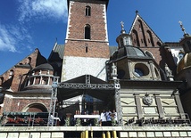 	Msza św. przy trumnie kard. Macharskiego została odprawiona na placu przed katedrą.