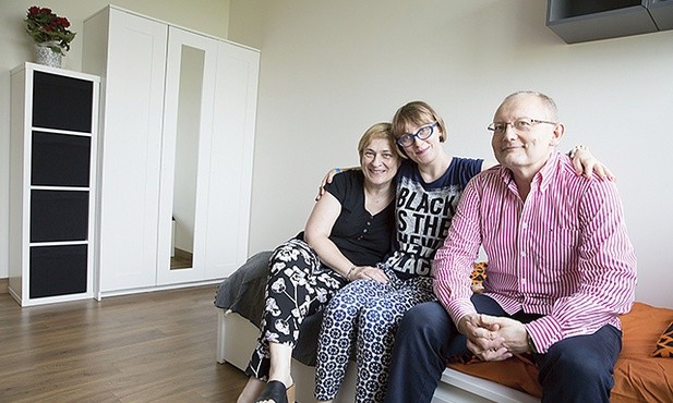 Mieszkańcy będą realizować indywidualny program usamodzielniający: trening samoobsługi w codziennym życiu, budżetowy, obsługowo-porządkowy, kulinarny, organizowania czasu wolnego oraz rozwijania i realizacji osobistych zainteresowań. Na zdjęciu: Joasia z rodzicami.