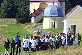 Od lat uroczystości rozpoczynają się od procesji z rozważaniami pasyjnymi, która wyrusza z odnowionej w ub. roku Kalwarii Krzeszowskiej.