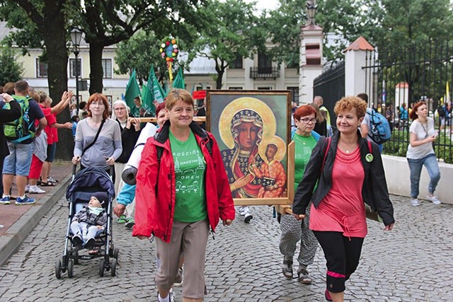 ▲	Po raz pierwszy wierni wędrują z ikoną Matki Bożej.