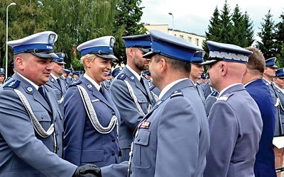 ▼	Podczas uroczystości nagrodzono ponad  50 policjantów.