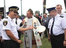 ▲	Ks. Gabriel Marciniak od przedstawicieli służb mundurowych otrzymał pamiątkową stułę.