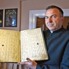 ▲	Proboszcz ks. Grzegorz Murawski prezentuje najstarszą zachowaną księgę parafialną z 1799 r.