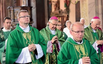 ▲	Abp Tomasz Peta przewodniczył Eucharystii w świdnickiej katedrze.