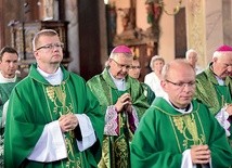 ▲	Abp Tomasz Peta przewodniczył Eucharystii w świdnickiej katedrze.