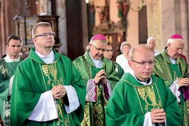 ▲	Abp Tomasz Peta przewodniczył Eucharystii w świdnickiej katedrze.