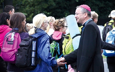 ▲	Pątników pobłogosławił i odprowadził na pielgrzymi szlak  bp Tadeusz Lityński.