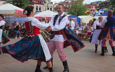 	Kupujących zabawiały występy zespołów folklorystycznych.