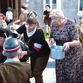 	Rekonstruktorzy chcieli poprzez inscenizacją złożyć hołd także 180 tys. cywili, którzy zginęli w powstaniu.