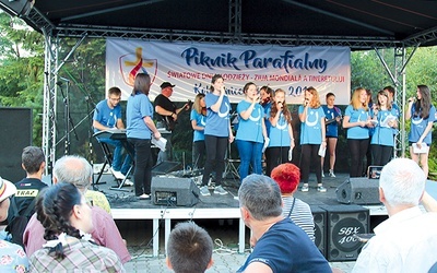 ▲	Schola „Puls Boga” na scenie w Kobiernicach.