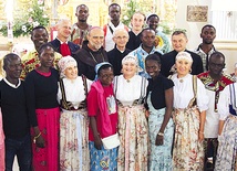 ▲	Bp Zbigniew Kusy i pielgrzymi z Republiki Środkowo- afrykańskiej w cieszyńskim kościele  św. Elżbiety.