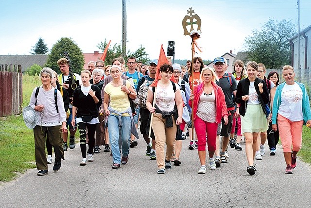 ▲	Przeszło 1100 pielgrzymów, w większości młodych ludzi, pokonywało ponad 30 km dziennie,  aby o poranku 14 sierpnia dotrzeć na Jasną Górę.