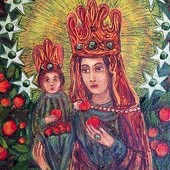 ▲	Matka Boża Sierpecka z cyklu „Madonn Polskich” Sławy Kwiatkowskiej, do słów poezji ks. Jana Twardowskiego: „Królowo sierpecka, z wesołymi oczami, módl się za nami”.