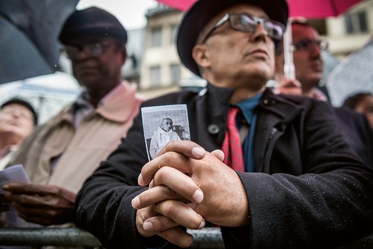 2 tys. ludzi zebrało się  w katedrze  w Rouen, by pożegnać zamorodwanego  przez dżihadystę  ks. Jacgues’a Hamela.