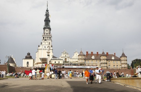 Szturm pielgrzymów na Jasną Górę trwa