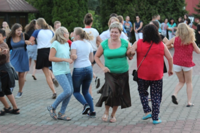 Pogodny wieczór cieszyńskich pątników w Kochłowicach