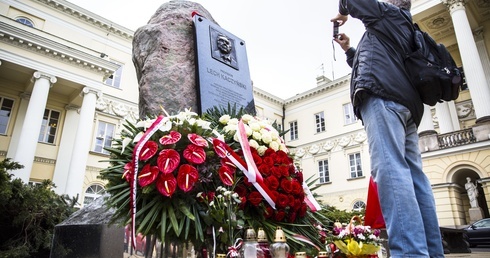 Usuną głaz L. Kaczyńskiego