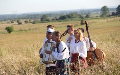 Zespół "Guzowianki" na planie teledysku